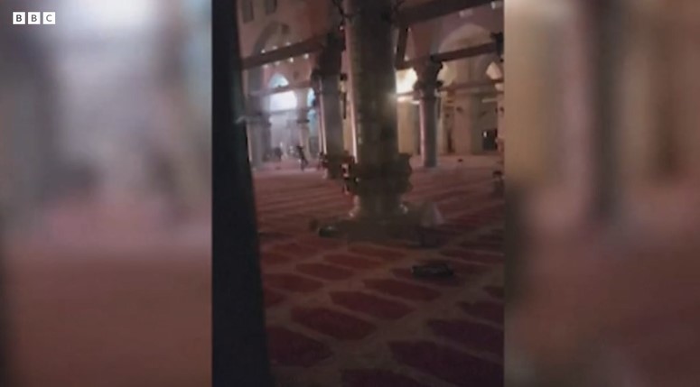 Përleshje mes policisë izraelite dhe besimtarëve palestinezë në xhaminë “Al-Aqsa”