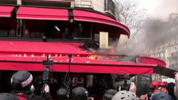 Kafeneja e preferuar e Macronit nën sulmin e protestuesve