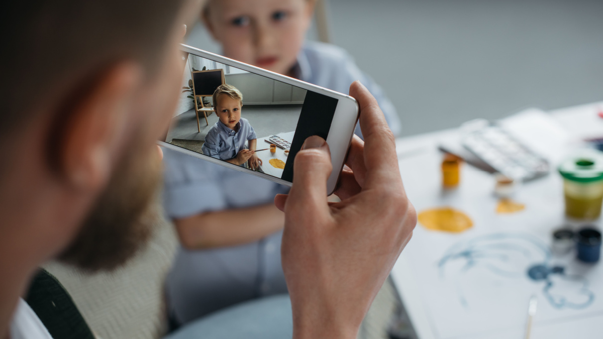 Ligj i ri në Francë, prindërve mund t’u ndalohet shpërndarja e fotografive të fëmijëve në internet