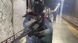 Policia amerikane u ftua për kërcënim, gjeti qytetarin e maskuar si në “Star Wars”