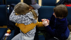 Mbi 30 fëmijë ukrainas ribashkohen me familjet pasi ishin dërguar në Rusi e Krime