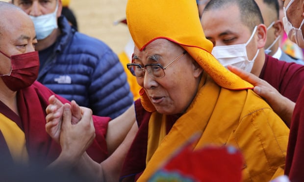 Dalai Lama kërkon falje për gjestin “e gërditshëm” ndaj një fëmije