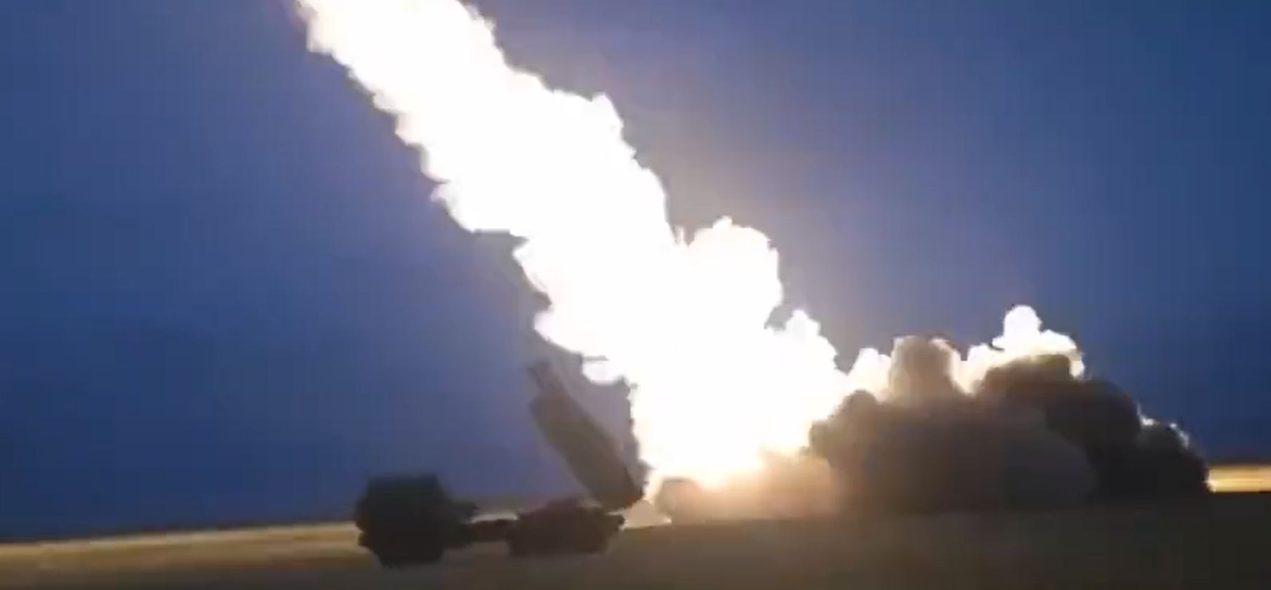 Ukraina po djeg rusë me armën amerikane, momenti kur ndriçohet qielli nga HIMARS-i
