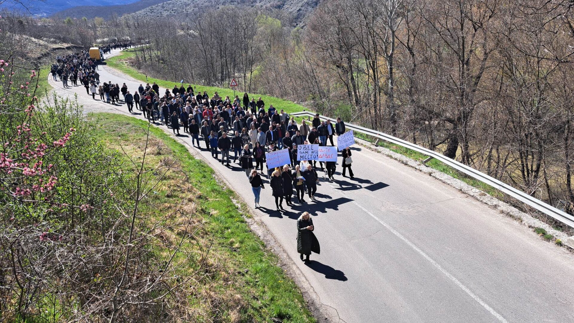 Serbët protestojnë në veri: “Largohuni nga këtu”