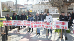 Qytetarët nga Malisheva e Klina protestojnë para Qeverisë kundër devijimit të magjistrales