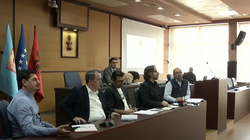 Debat i ashpër për parkingjet, banorët kërkojnë të lirohen nga pagesa