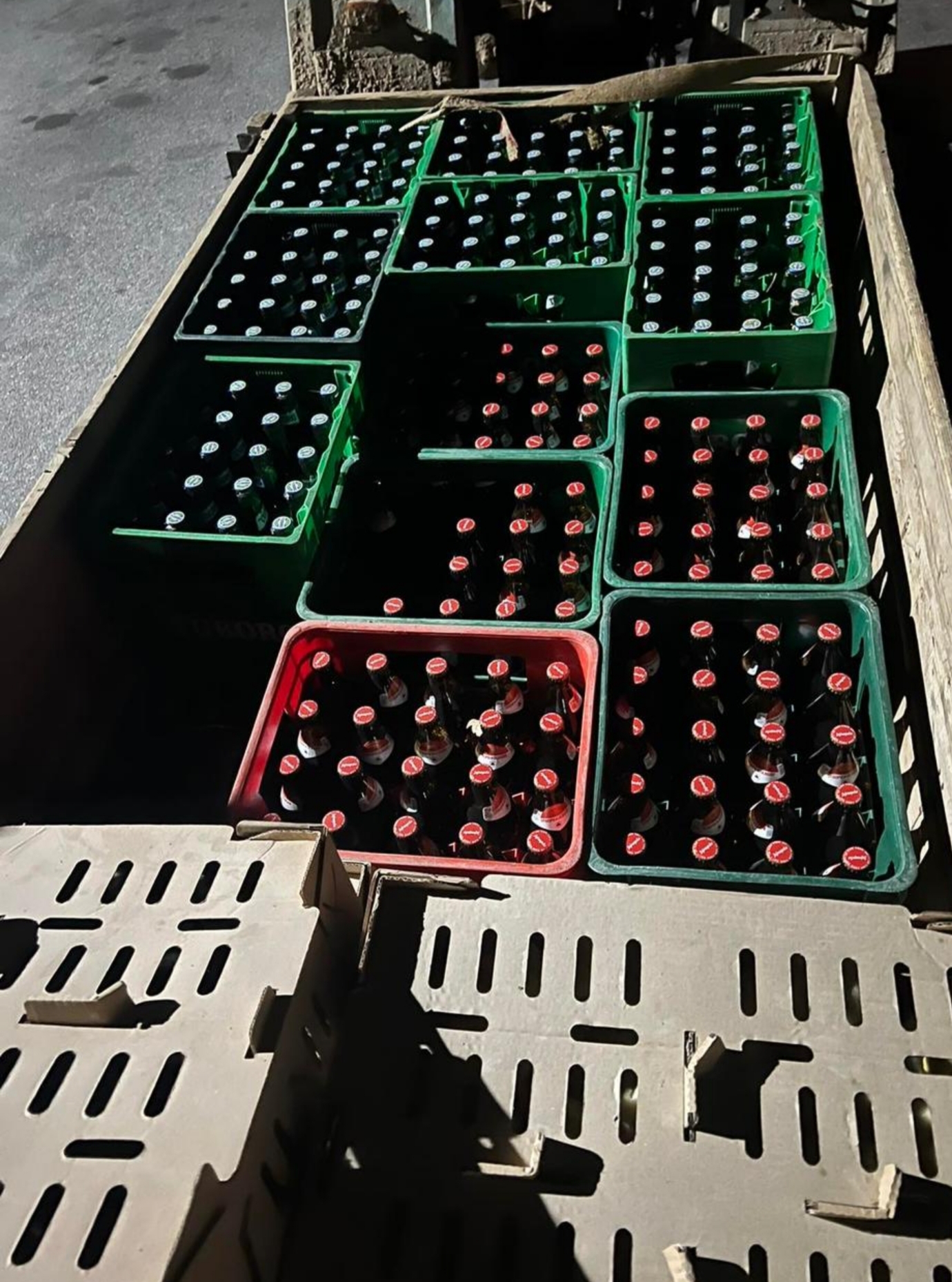 Policia ndal traktorin me birra e zogj, dyshohet se i kontrabandoi nga Serbia 