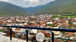 Përgjysmohet fshati më i madh i Kosovës