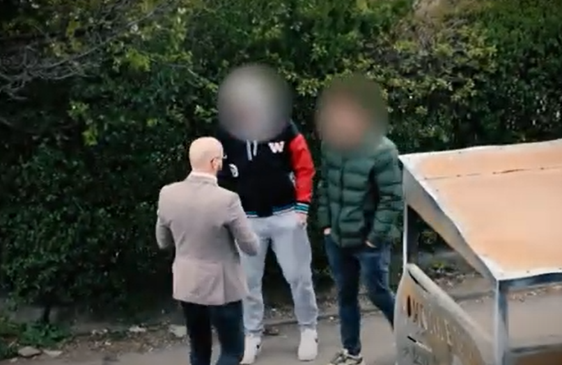 Zyrtari i MPB-së shfrytëzon parkingun e Ministrisë për “rent a car”