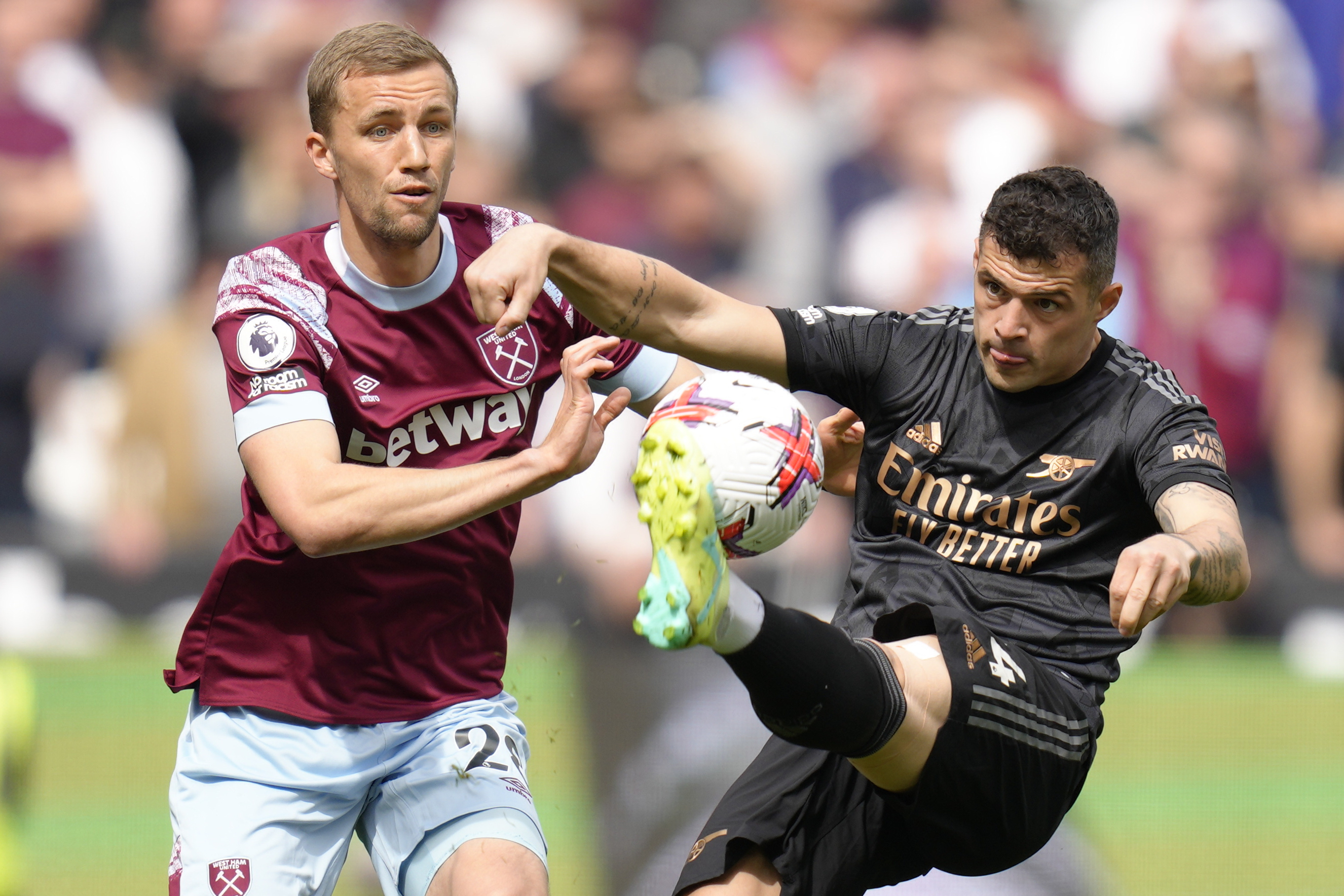 Granit Xhaka i Arsenalit ne duel kunder West Ham Unitedit