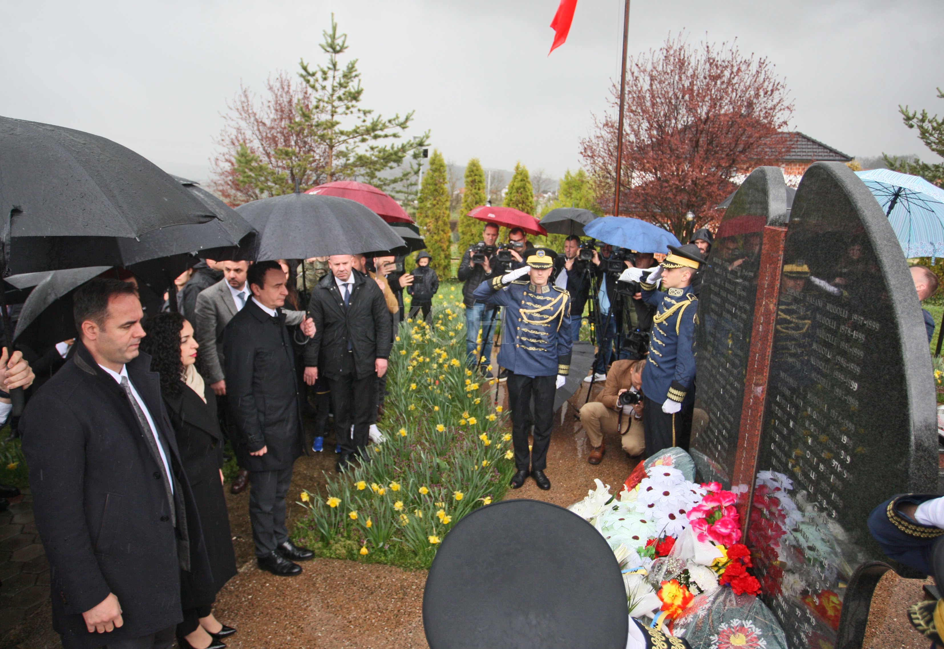 Vjosa Osmani, Glauk Konjuca, Albin Kurti, homazhe per viktimat e masakres se Poklekut dhe Cikatoves