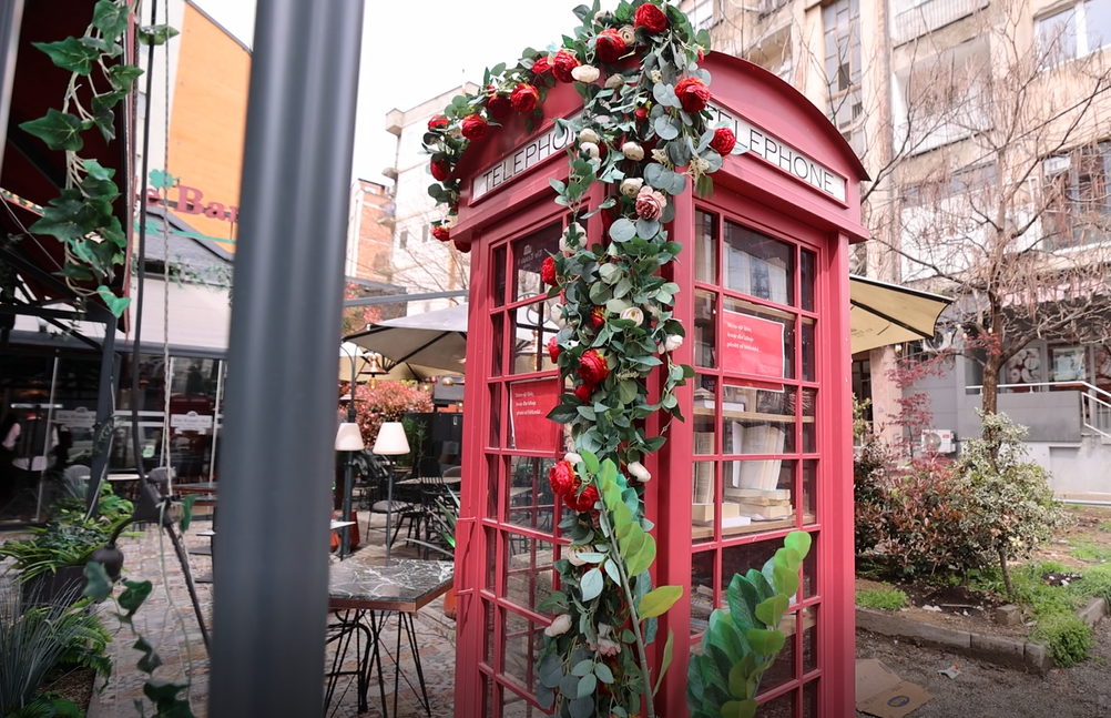 Përderisa sipër derës së saj shkruan “Telephone”, me të hyrë takimi me librin është i menjëhershëm. Në Ferizaj mini-biblioteka zë vend në tarracën e kafenesë me enterier britanik