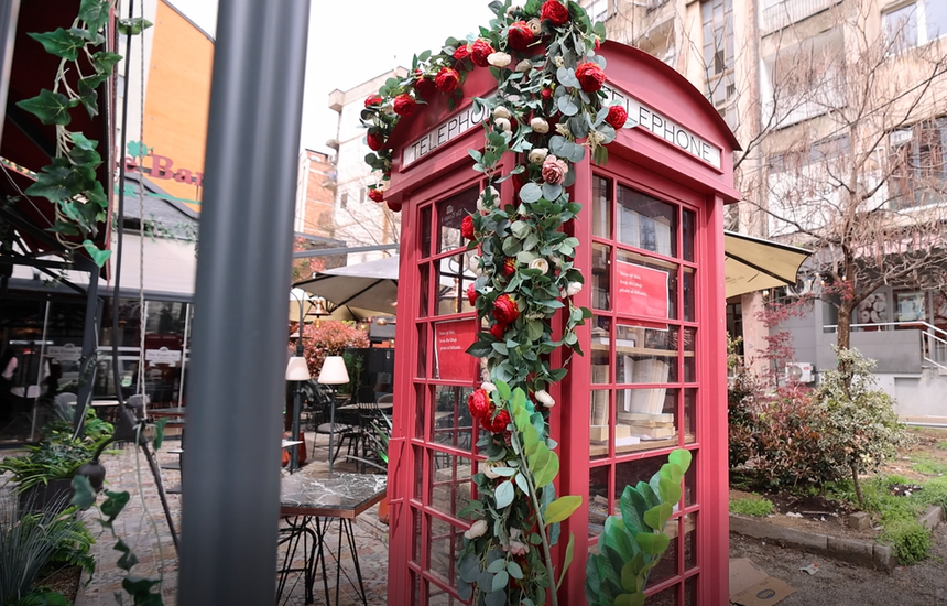 Përderisa sipër derës së saj shkruan “Telephone”, me të hyrë takimi me librin është i menjëhershëm. Në Ferizaj mini-biblioteka zë vend në tarracën e kafenesë me enterier britanik