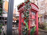 Përderisa sipër derës së saj shkruan “Telephone”, me të hyrë takimi me librin është i menjëhershëm. Në Ferizaj mini-biblioteka zë vend në tarracën e kafenesë me enterier britanik