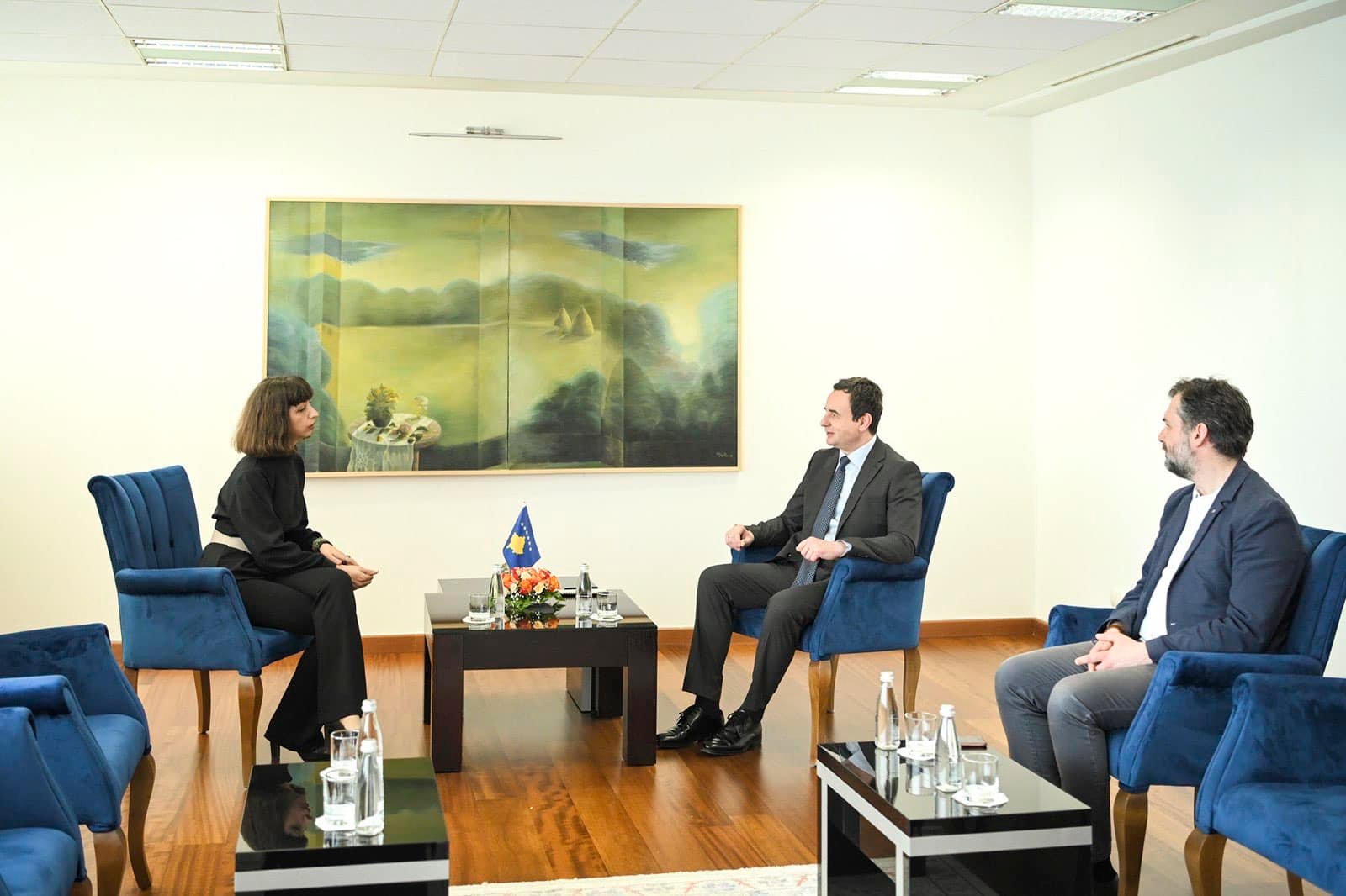 Blerta Zeqiri, pas emërimit drejtoreshë e Qendrës Kinematografike, të martën në takim me kryeministrin Albin Kurti, shoqëruar nga ministri i Kulturës, Hajrulla Çeku (Foto: Zyra e Kryeministrit)