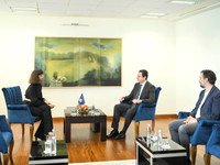 Blerta Zeqiri, pas emërimit drejtoreshë e Qendrës Kinematografike, të martën në takim me kryeministrin Albin Kurti, shoqëruar nga ministri i Kulturës, Hajrulla Çeku (Foto: Zyra e Kryeministrit)