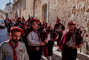 Skautët amerikanë marshojnë përgjatë Qytetit të Vjetër të Jerusalemit në të Dielën e pallmës më 2 prill. Lideri Hagop Djemazian ndodhet në anën e majtë (Foto: Al-Jazeera)