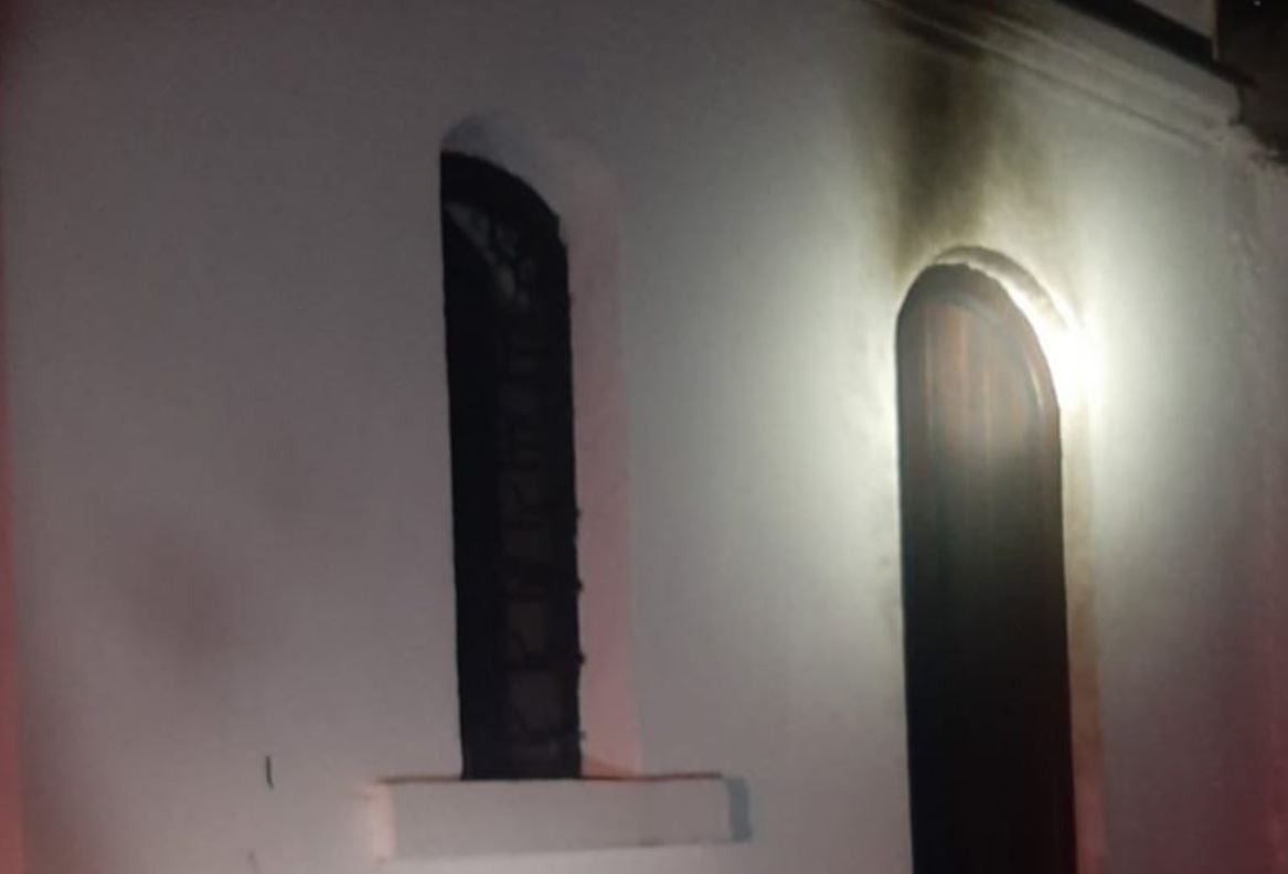 Dera e Kishës Ortodokse në Prizren u tentua të digjej me benzinë