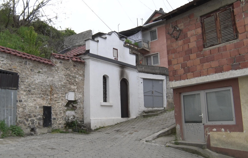 Ka qenë një qytetar i cili e ka njoftuar policinë se të dyshuar të panjohur kanë tentuar ta djegin derën e hyrjes së Kishës së Shën Pantelisë në Prizren