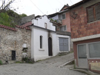 Ka qenë një qytetar i cili e ka njoftuar policinë se të dyshuar të panjohur kanë tentuar ta djegin derën e hyrjes së Kishës së Shën Pantelisë në Prizren