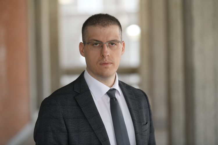 Avokati Niniq: Regjimi serb persekuton serbët që nuk mbështesin Radojiçiqin, Vuçiqin e Listën Serbe