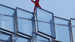 “Spidermani francez” ngjit ndërtesën e lartë në Paris për t’i dhënë një mesazh Macronit