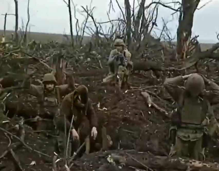 Rusët ranë në kurth, momenti kur u dorëzuan para ushtrisë ukrainase