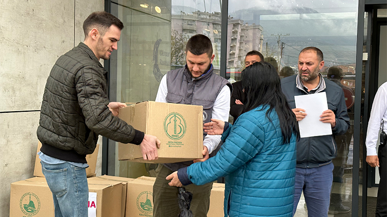 BEREQETI dhe GALERIA Shopping Mall dhurojnë 100 pako ushqimore për komunitetin në kohën e Festës së Fitër Bajramit