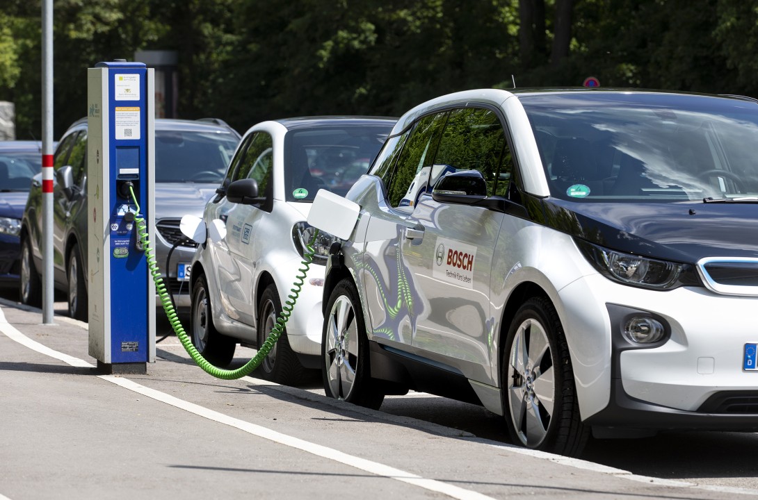 Pabarazia në BE, të varfrit nuk “besojnë” në veturat elektrike