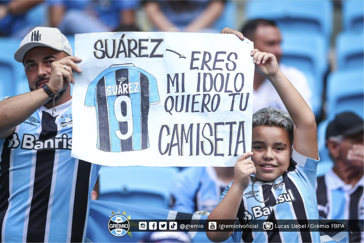 Luis Suárez welcomed by 30,000 fans at Brazil's Grêmio arena 