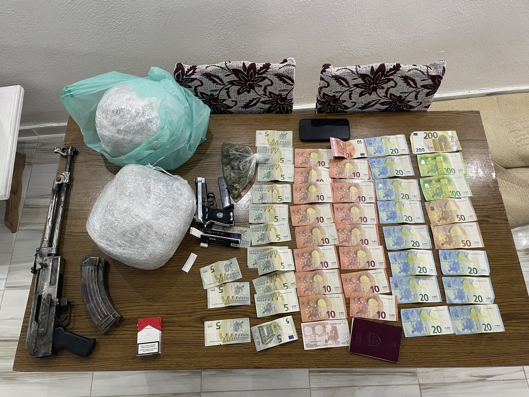 Arrestohet në Prishtinë një person për narkotik, gjatë kontrollit i gjenden edhe armë