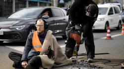 Protesta e pazakonshme, Policia e Berlinit mezi e “shkul” aktivistin e revoltuar