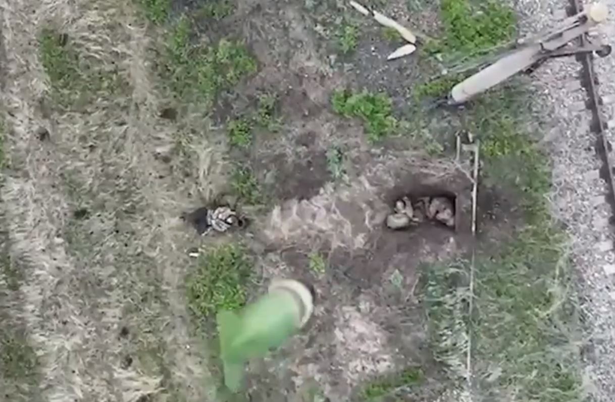 Pamje nga droni, rusët e fshehur sulmohen me predha nga lartësia