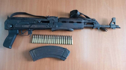 Arrestohet serbi i dyshuar për të shtëna me armë, i konfiskohet AK-47-shi e 22 fishekë
