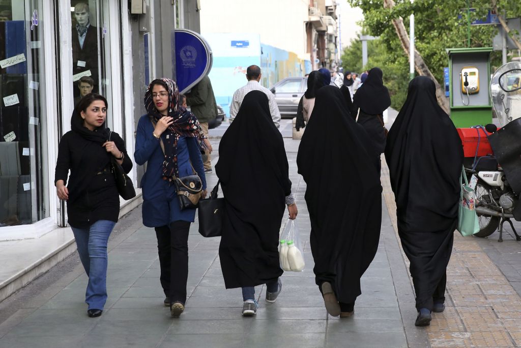 Irani akuzon dy aktore të njohura për mosmbajtje të hixhabit