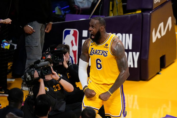 LeBron in black jersey is OP : r/lakers