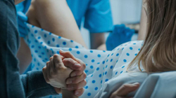 Video skandaloze nga spitali serb, infermierja e transmeton live lindjen e një pacienteje
