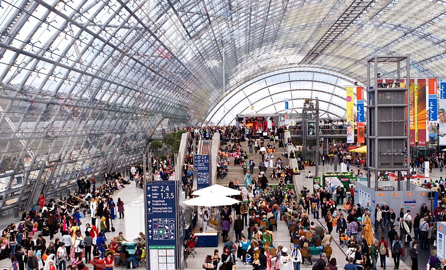 Me rreth dy mijë e 500 ekspozues nga më shumë se 40 vende, me mbi tre mijë e 400 pjesëmarrës, mbi 3 mijë e 600 ngjarje në 550 skena, Panairi i Leipzigut sivjet hap portat të enjten për t’i dhënë fund këtij edicioni të dielën