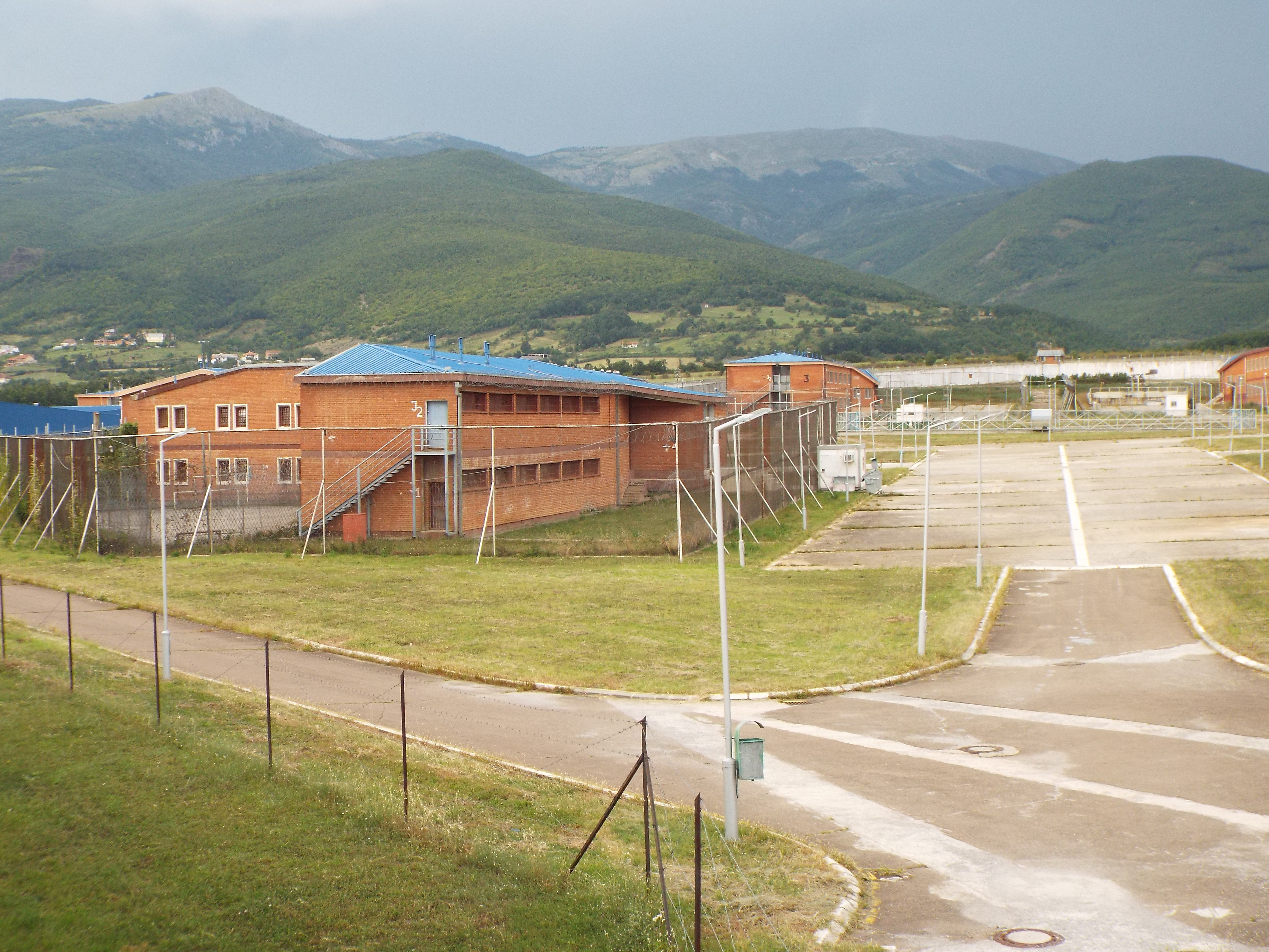 Tentoi të fuste drogë në Qendrën Korrektuese në Dubravë, ndalohet e dyshuara