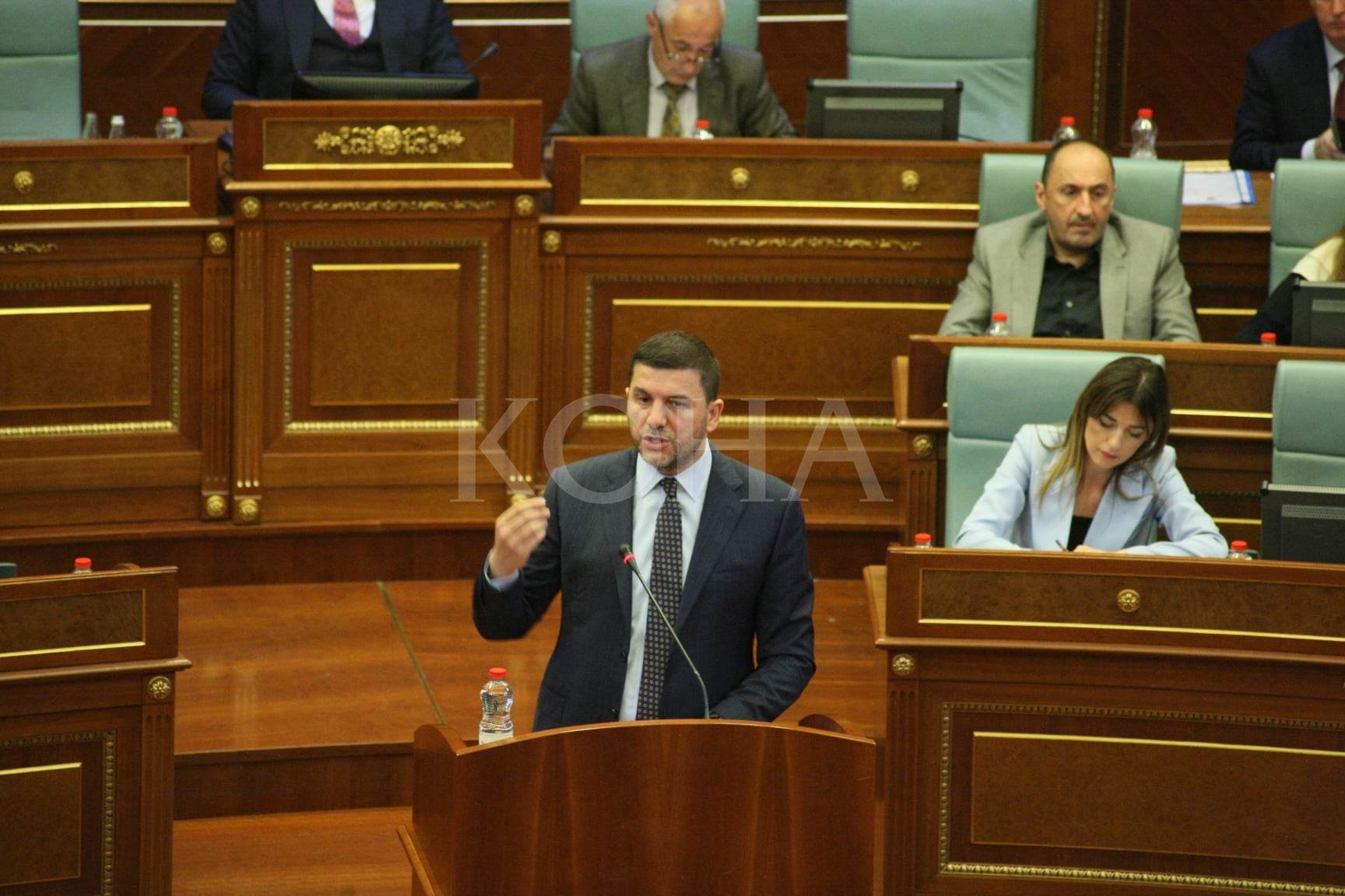 Krasniqi: Kurti të bashkëpunojë me ndërkombëtarët për lirimin e policëve