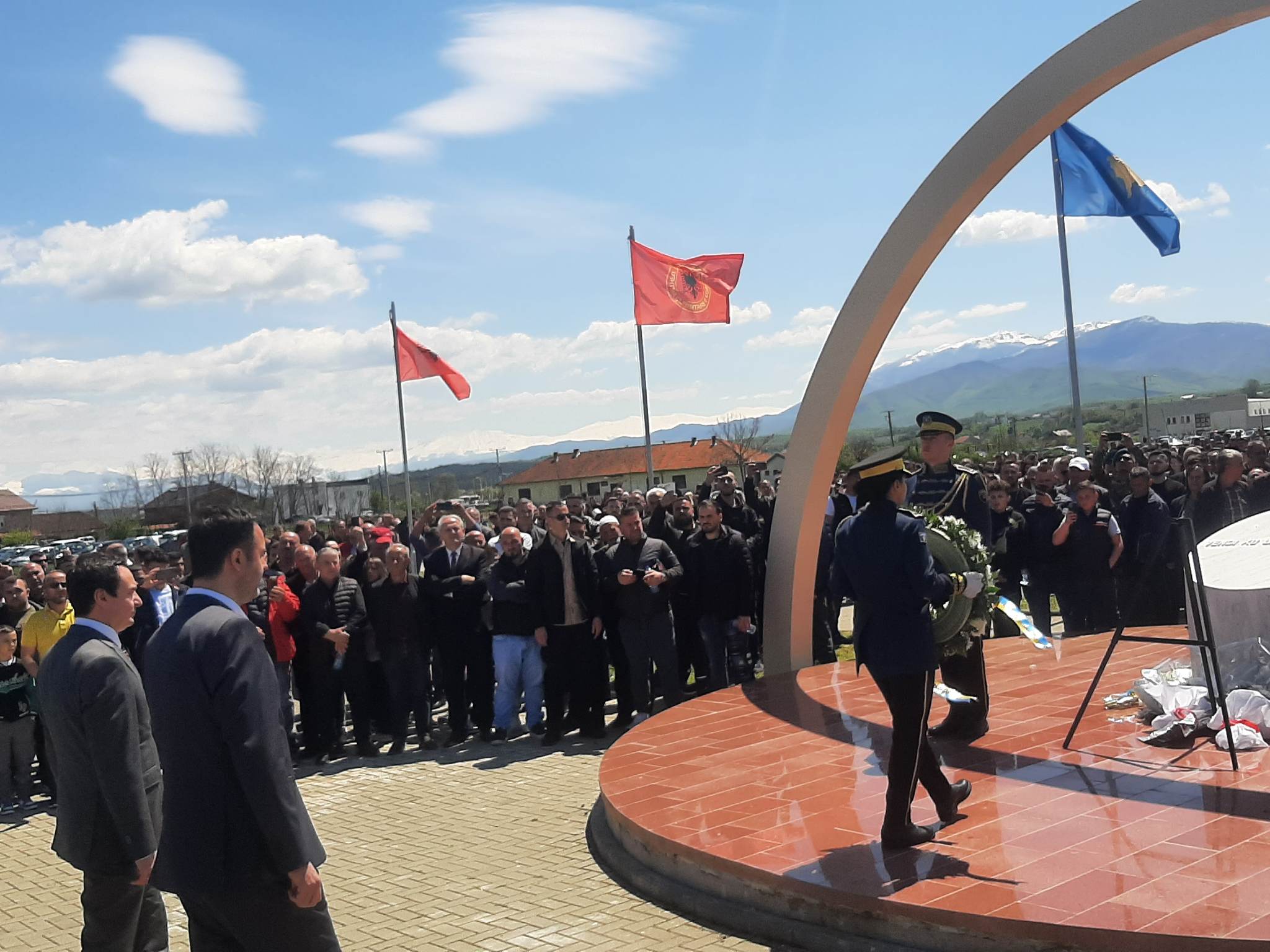 ​Në 24-vjetorin e masakrës së Mejës, Konjufca dhe Kurti kërkojnë të veprojë drejtësia