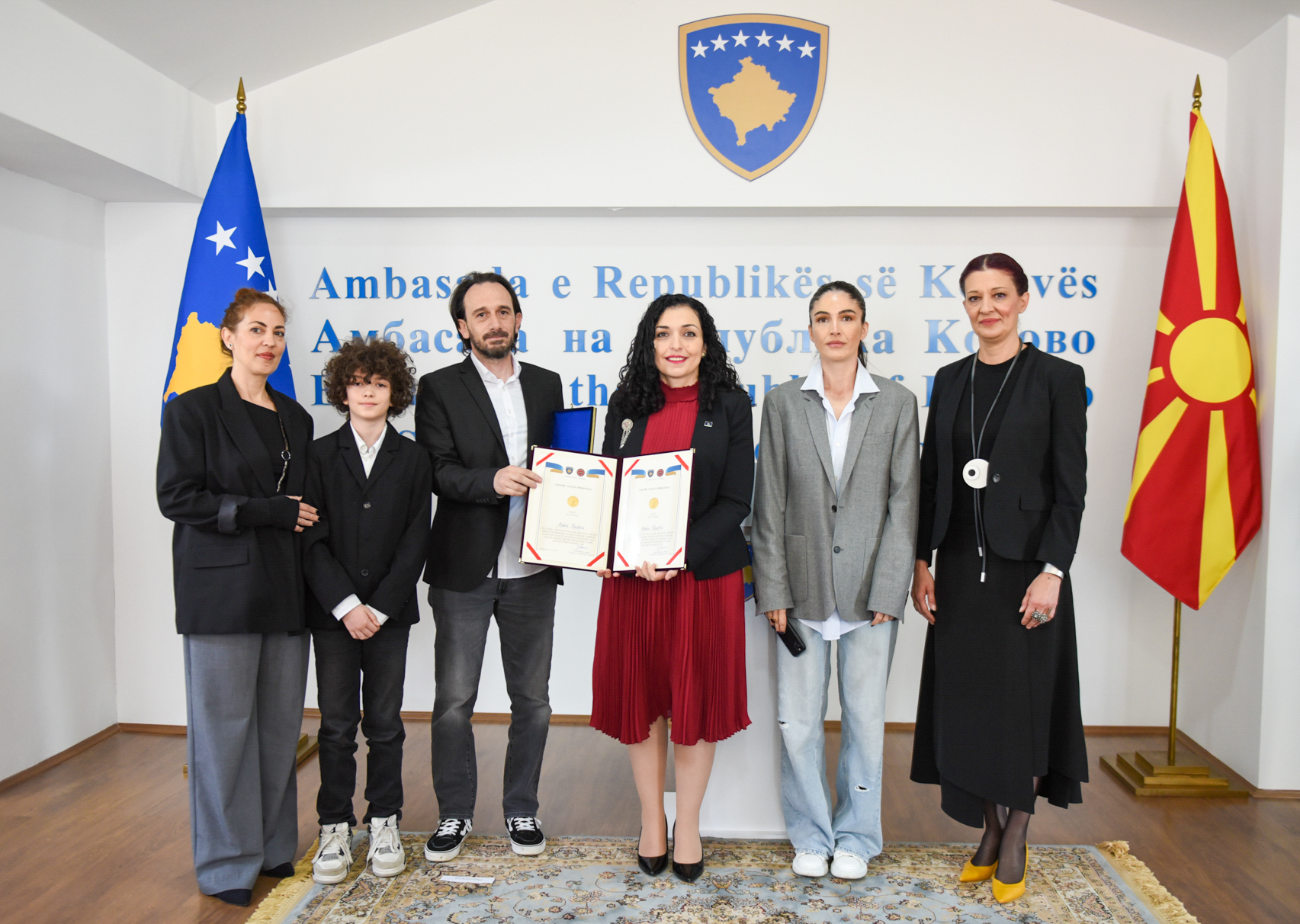 Osmani dekoron post mortem me urdhrin “Hasan Prishtina”, Arbën Xhaferin