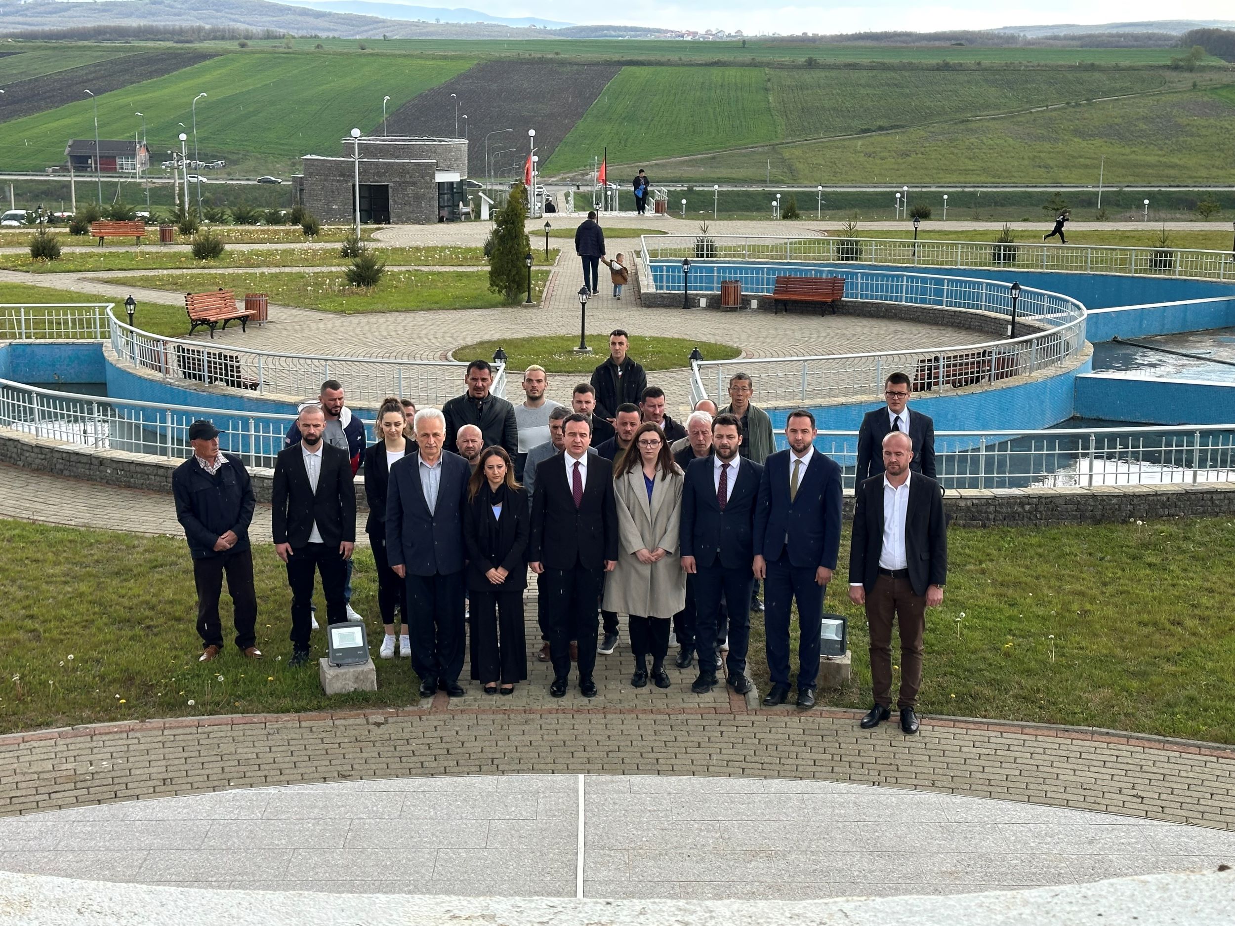 Kurti bëri homazhe në Kompleksin memorial në Marinë