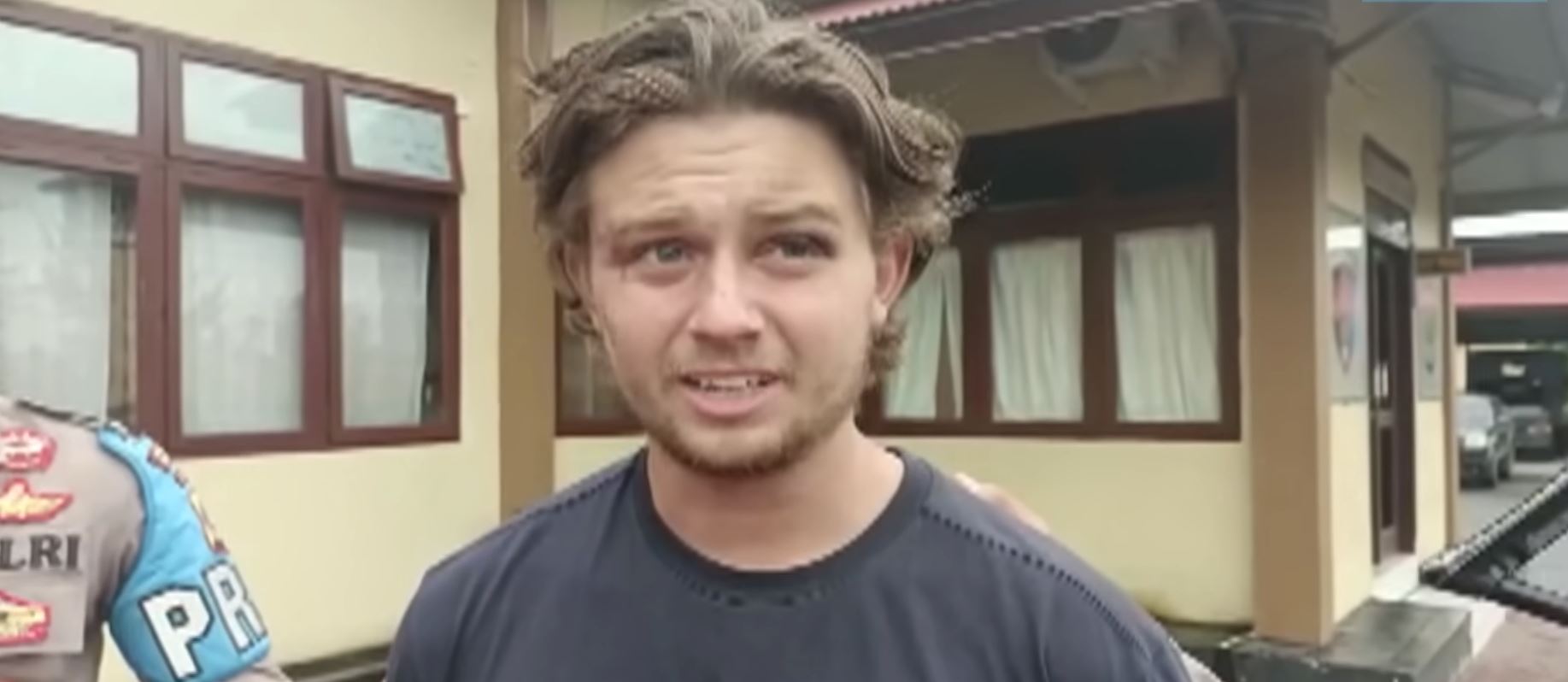 Australiani rrezikon të rrihet me kamxhik pasi vrapoi i zhveshur në Indonezi