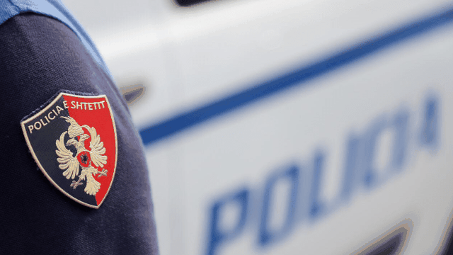 Tiranë, menaxheri i sigurisë vetëvritet me armë zjarri në qendër tregtare