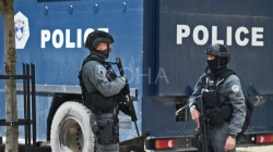 Policia asistoi AKP-në për t’u futur në një fabrikë në Zubin-Potok