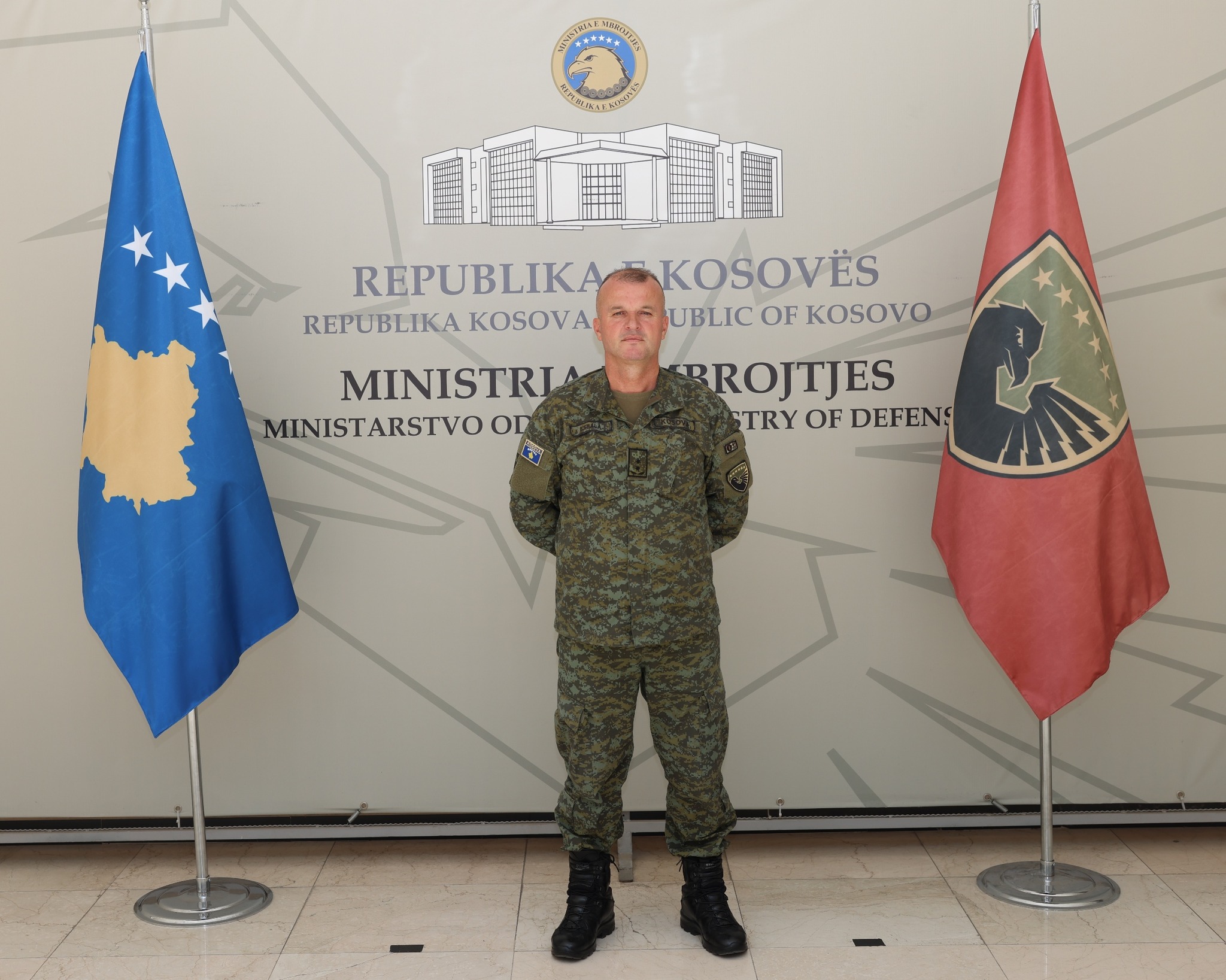 Oficeri i FSK-së shpëton nënë e bijë nga mbytja në det