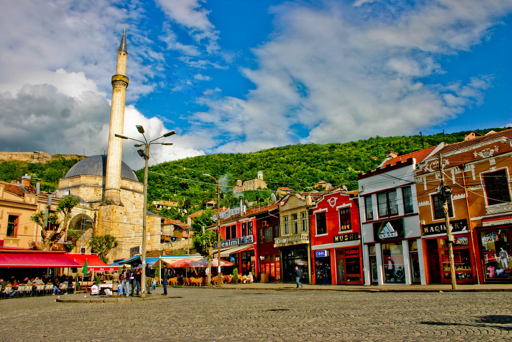 Policia inicion pesë raste ndaj lokaleve në Prizren për prishje të qetësisë