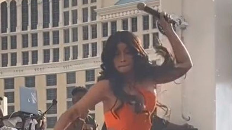 Cardi B nuk do të gjykohet pasi gjuajti me mikrofon fansat