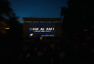 “I AM AI AM I” ose në shqip “UNË JAM IA A JAM” mëton të “gjurmojë” algoritmet e mbijetesës së inteligjencës njerëzore përballë asaj artificiale (Foto: Kushtrim Haxha)